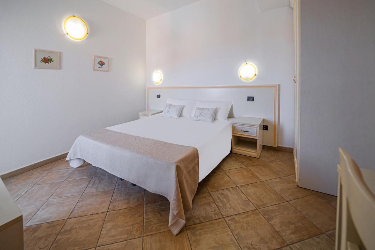 Il Gabbiano Hotell La Maddalena  Exteriör bild